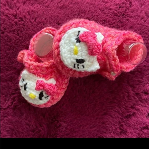 Adorable! Hello kitty, pearl button crochet baby booties and hat - Picture 7 of 8